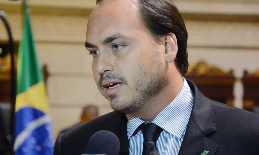 Carlos Bolsonaro renuncia a cargo no PL e abre mão de R$ 38 mil mensais para disputar o Senado