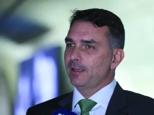Flávio Bolsonaro antecipa viagem aos EUA após embate com Lula sobre tarifas e 'traição à pátria'