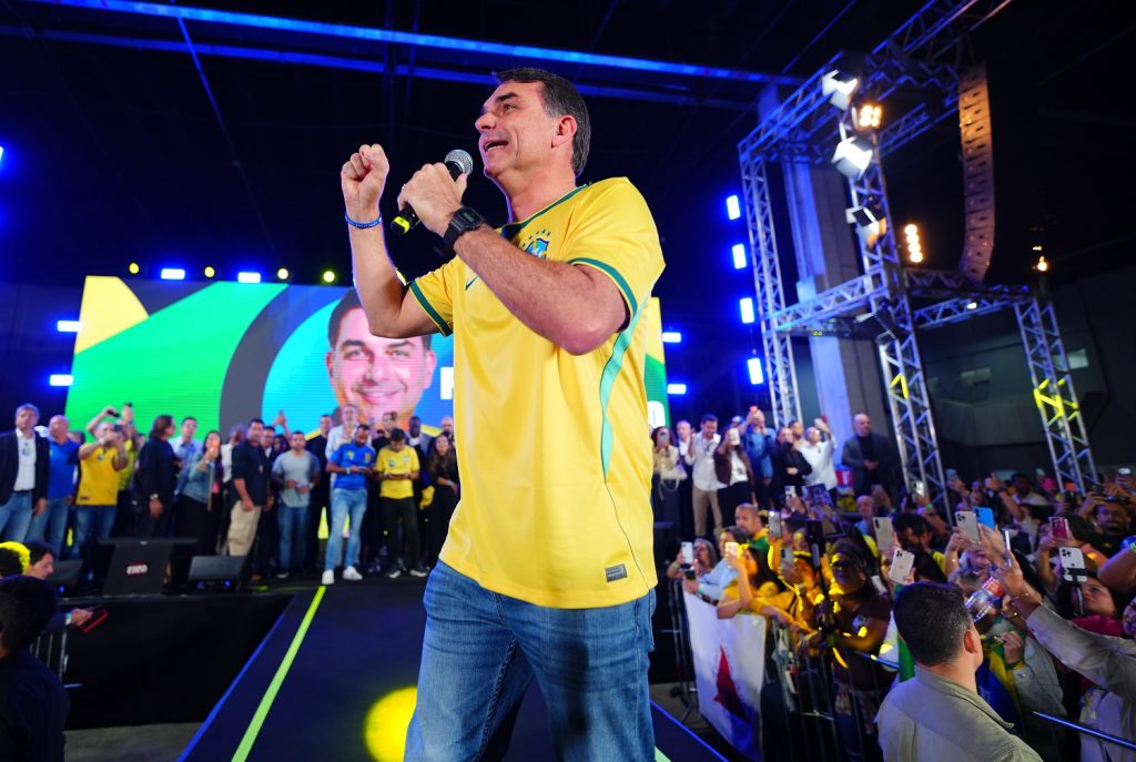 Flávio Bolsonaro convoca 'exército digital' da direita em evento com 5 mil participantes