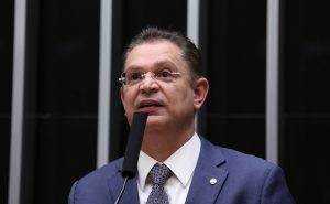Moraes renova prisão domiciliar de Bolsonaro e revoga porte de arma após parecer da PGR