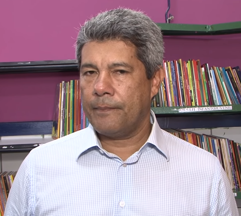 Governador petista da Bahia é hostilizado em desfile e manifestante diz: 'Seu sorriso vai acabar em outubro'