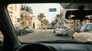 Perigo silencioso e multa: por que bolhas na película do carro podem pesar no seu bolso e comprometer a segurança
