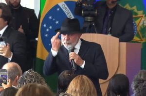 Lula exibe gesto obsceno em evento oficial sobre saúde e defende acesso de baixa renda a serviços de qualidade