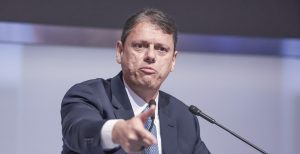 Justiça Eleitoral manda apagar vídeo petista que associa Tarcísio de Freitas a boneco assassino Chucky