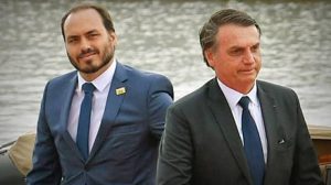 Carlos Bolsonaro revela que ex-presidente acompanha 'tudo o que se passa' no país, mesmo sob prisão domiciliar renovada