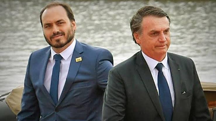 Carlos Bolsonaro revela que ex-presidente acompanha 'tudo o que se passa' no país, mesmo sob prisão domiciliar renovada