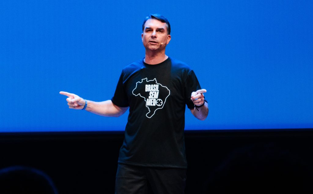 Flávio Bolsonaro viaja aos EUA para barrar tarifa de 25% que pode prejudicar exportadores brasileiros