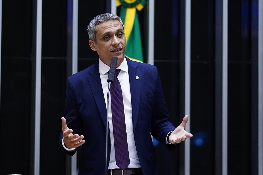Gracinha Caiado e Gustavo Gayer despontam na liderança da disputa pelo Senado em Goiás
