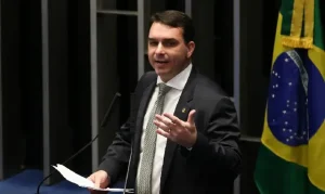 Flávio Bolsonaro quer quadruplicar pena para furto de celular e mira receptação ilegal