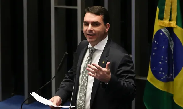Flávio Bolsonaro quer quadruplicar pena para furto de celular e mira receptação ilegal