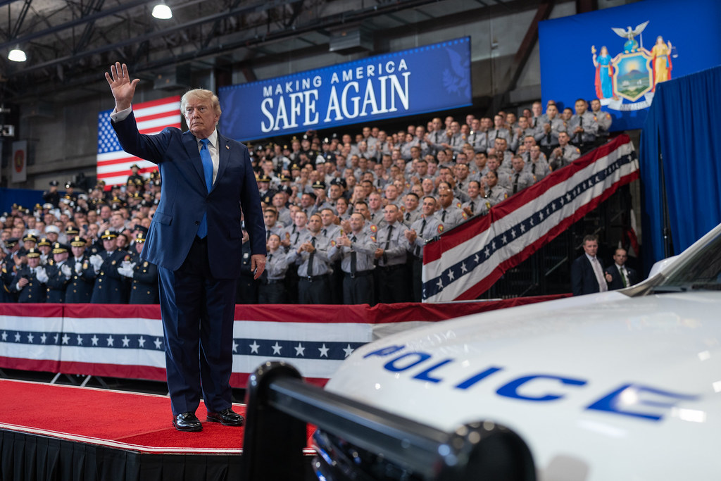 Trump nega conversas de paz com o Irã e mantém bloqueio em meio a tensão no Estreito de Ormuz