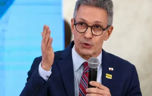Zema defende choque liberal nos benefícios e diz que modelo atual gera dependência estatal