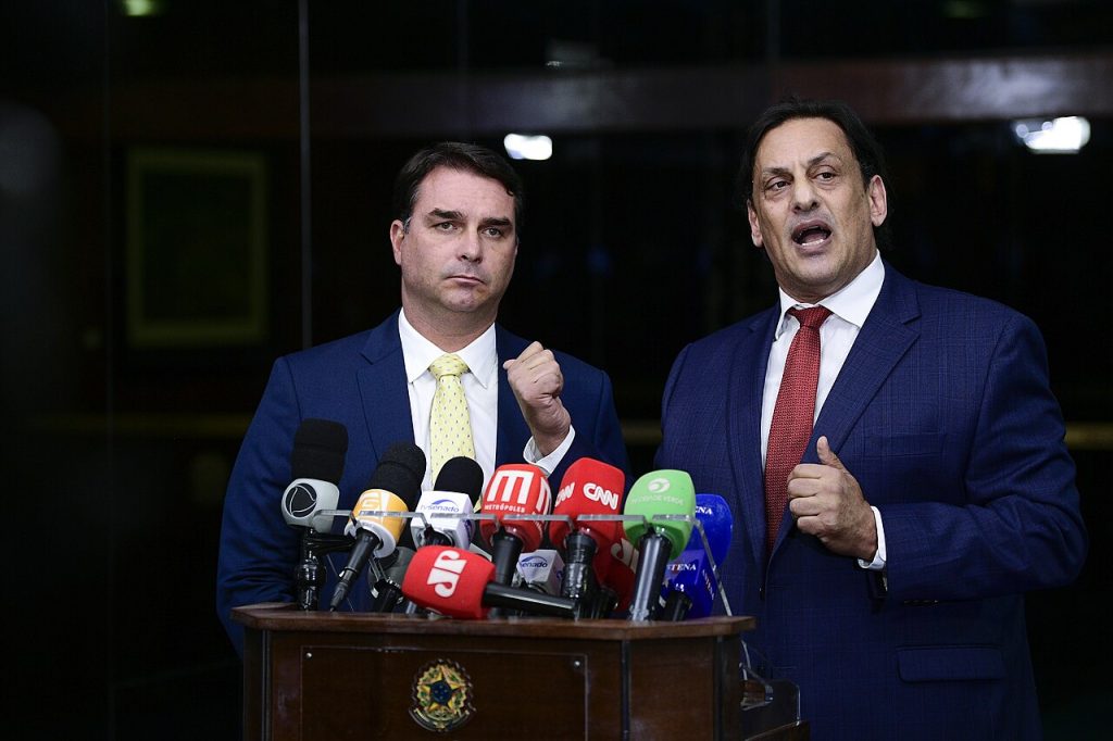 Flávio Bolsonaro mira fraudes no INSS e acusa aliados de Lula de usarem ministérios para negócios