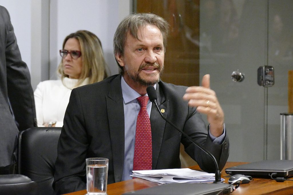 Após desmaio em reunião e internação em UTI, líder do PT na Câmara recebe alta hospitalar