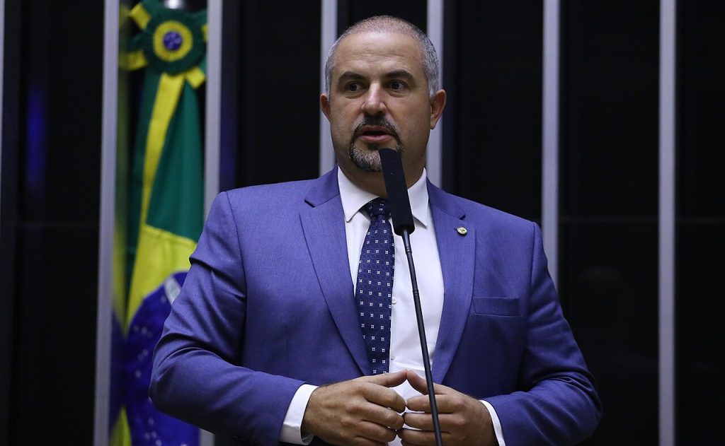 Emenda Pix de R$ 396 mil enviada por deputado baiano abastece posto de seu cunhado em reduto eleitoral