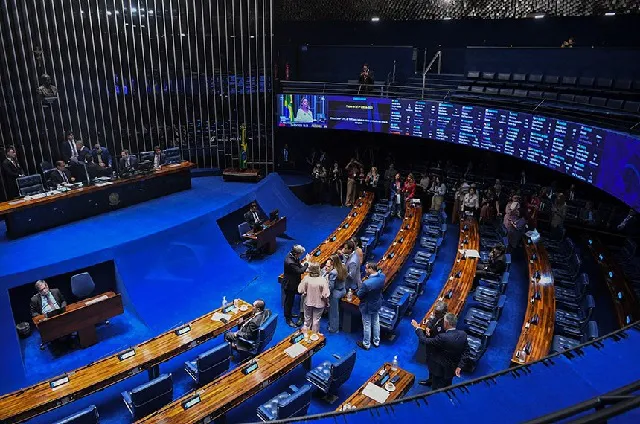 Dança das cadeiras no Senado: 32 parlamentares tentam reeleição e eleições de 2026 preveem troca de dois terços