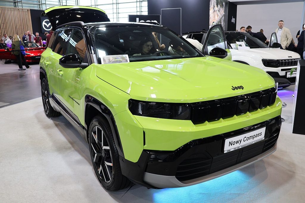 Com 272 cv e etanol, Jeep Compass Blackhawk Flex vai de 0 a 100 km/h em 6,3 segundos na linha 2026