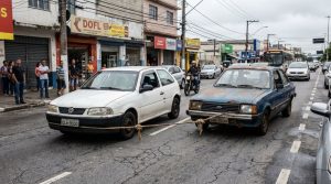 Tentou fugir do preço do guincho e levou multa: entenda por que rebocar carro com corda é proibido por lei