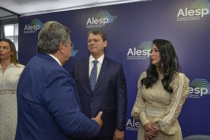 Tarcísio de Freitas propõe fim da reeleição e defende voto distrital em sabatina eleitoral