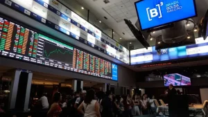 Com Selic a 14%, empresas do Ibovespa projetam retração e risco de recessão para 2027