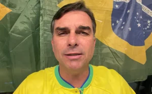 ‘Tô sozinho’: Flávio Bolsonaro reage a ataques de candidatos de direita na disputa presidencial
