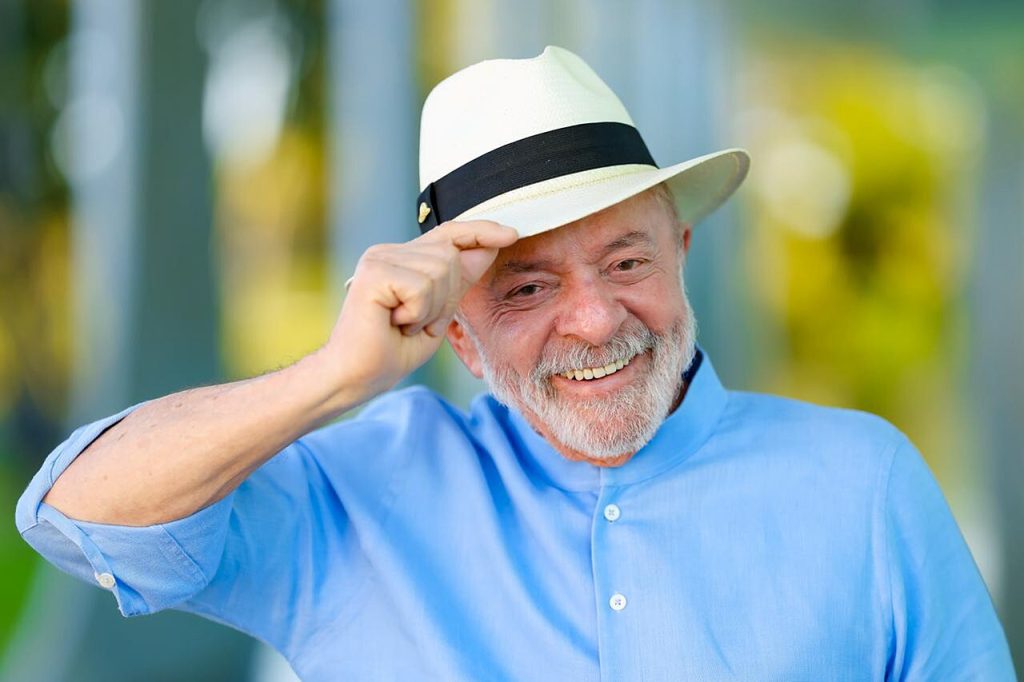 Lula pede votos para ex-secretário investigado por aumento bilionário para a própria categoria