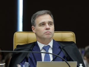 Em decisão firme no STF, André Mendonça blinda imprensa e defende sigilo da fonte em inquérito sobre Lulinha