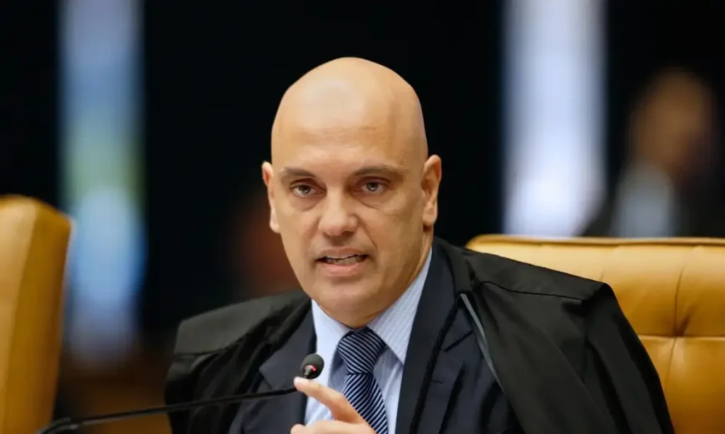 Moraes autoriza volta de visitas dos filhos a Bolsonaro, mas faz alerta sobre regime fechado