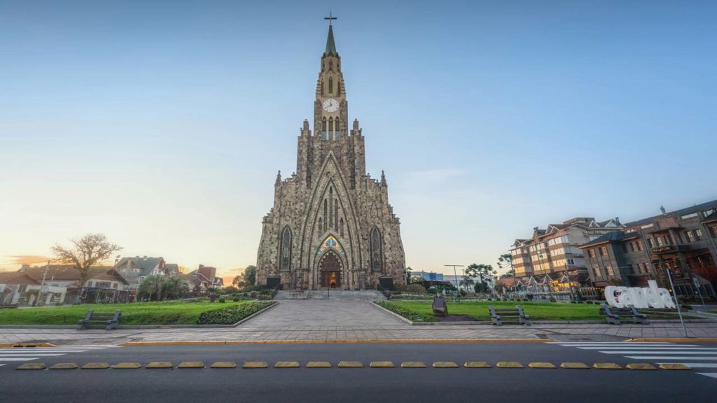 Erguida em 34 anos sobre antiga matriz, Catedral de Pedra consolida Canela como marco de fé e tradição na Serra Gaúcha
