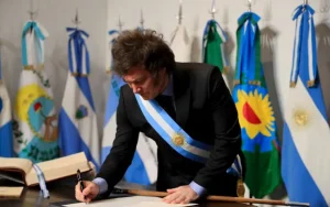 Milei denuncia legalização do aborto como freio ao crescimento e risco ao futuro da Argentina