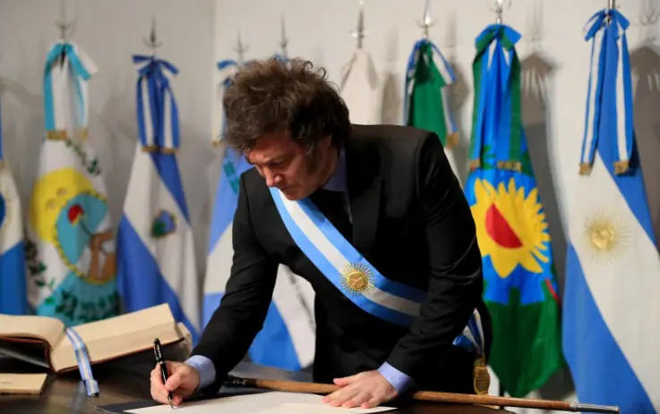 Milei denuncia legalização do aborto como freio ao crescimento e risco ao futuro da Argentina