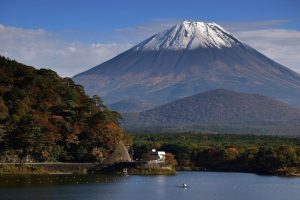 Pai deixa filho de 7 anos sozinho no Monte Fuji para tentar alcançar o cume e gera alerta no Japão