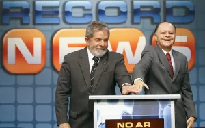 Record escala entrevista exclusiva com Lula no mesmo horário do primeiro debate presidencial de 2026