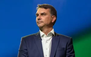 Flávio Bolsonaro mira Lula após ausência em debate, promete 'tesouraço' de gastos e endurecimento contra facções