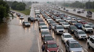 Gesto de motorista preso em alagamento gera corrente espontânea de solidariedade no acostamento