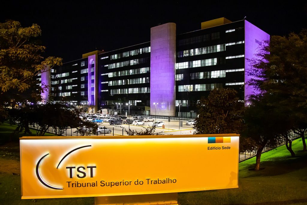 Avanço da PEC da Escala 6×1 acende alerta no TST sobre risco de desemprego e informalidade