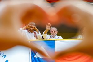 Mega outdoor de Jerônimo Rodrigues e Lula em Salvador vira alvo de questionamento por violar regras do TSE