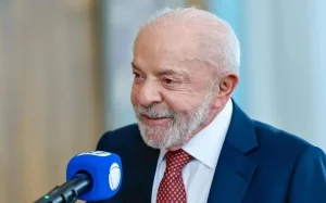 Lula monta cenário de campanha com livros lidos durante os 580 dias de prisão em Curitiba