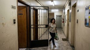 Uso de grade no corredor de condomínio vira impasse jurídico após anos de tolerância da gestão