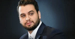 Moraes autoriza Carlos e Flávio Bolsonaro a visitarem Filipe Martins na prisão sob regras rígidas