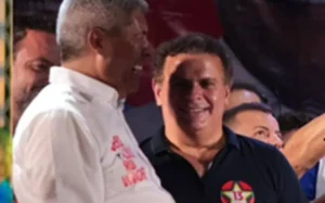 Com adesivo do PT no peito, deputado do PL apoia Jerônimo Rodrigues e abre crise interna