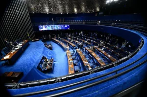 Senadores articulam 12 emendas para flexibilizar a PEC do fim da escala 6×1 e conter impactos na economia