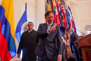 Colômbia rompe com política de concessões à guerrilha e extradita líderes das FARC para os EUA