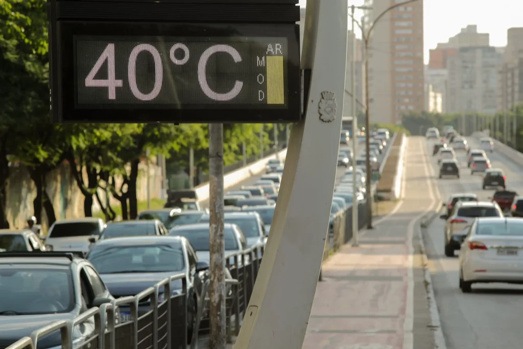 Massa de ar seco eleva temperaturas a 39°C no país e desenha cenário de extremos climáticos