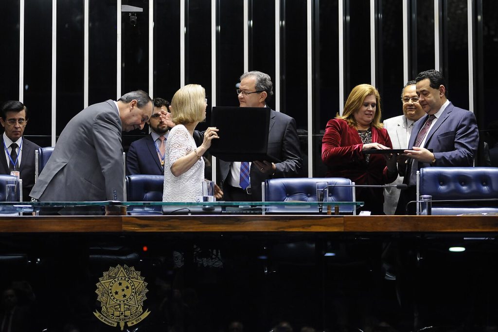 Omar Aziz barra emendas e avança com PEC que reduz jornada de trabalho para 40 horas