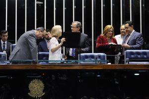Omar Aziz barra emendas e avança com PEC que reduz jornada de trabalho para 40 horas