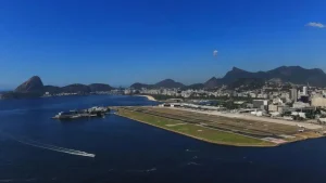 Incidente com jatinho fecha Santos Dumont por 7 horas e gera efeito cascata com dezenas de voos cancelados