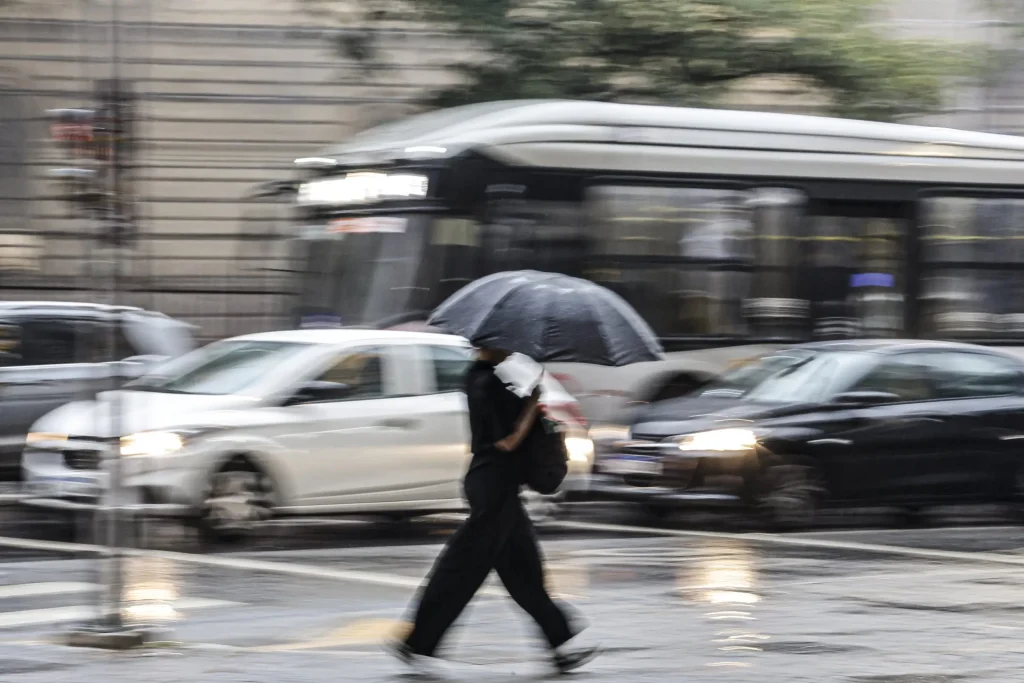 Brasil sob extremos: tempestades avançam pelo Sul enquanto termômetros chegam a 40°C