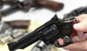 Porte de arma para mulheres sob medida protetiva avança no Senado com redução de idade mínima para 18 anos