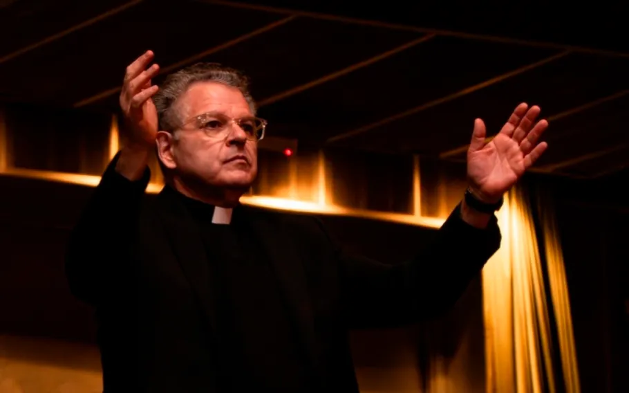 O maestro brasileiro que quebrou séculos de tradição no Vaticano à frente do coro do papa